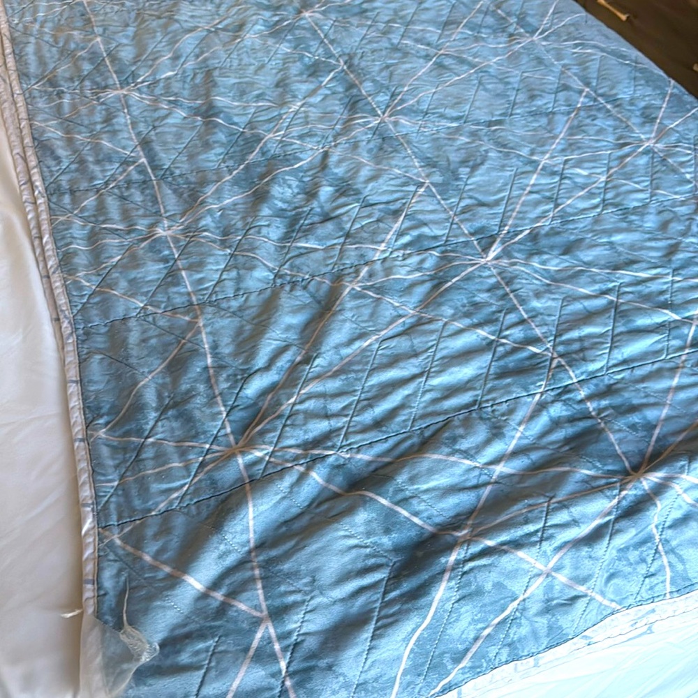Reversible full size bed comforter thin plus two pillowcases